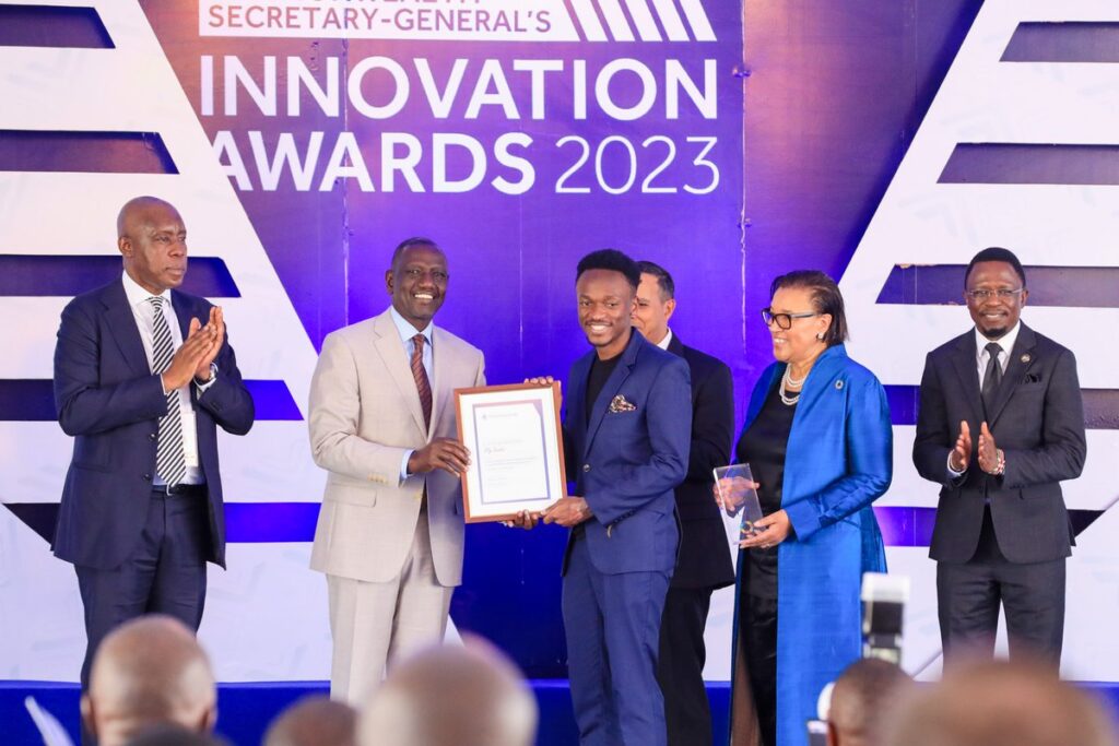 Elly Savatia founder of Signverse receiving from the president of Kenya as a winner in the Commonwealth Secretary-General's Innovation for Sustainable Development Awards 2023!